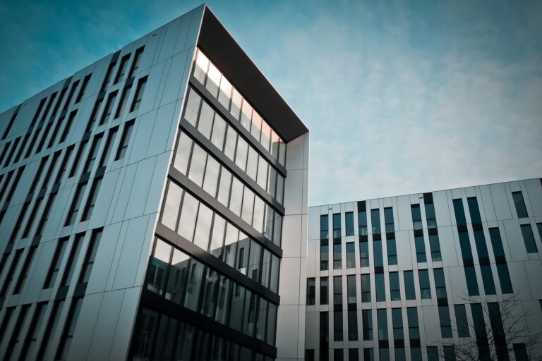 Abogados especialistas derecho inmobiliario en Sevilla 768x512